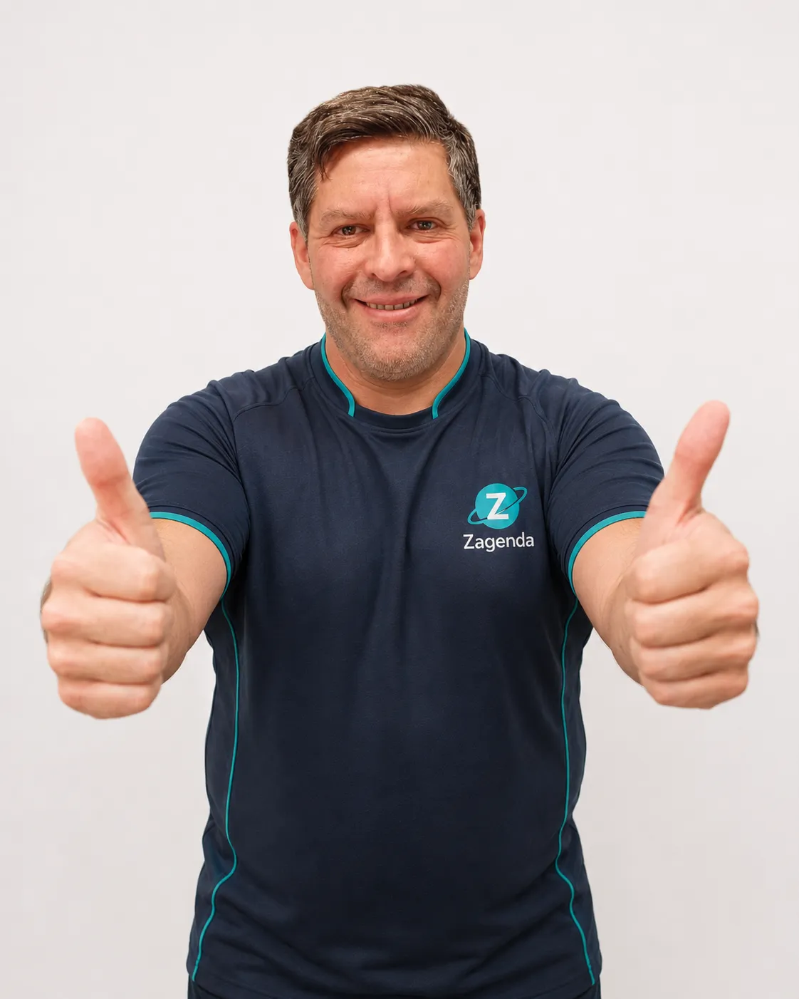 Guido, del equipo de Zagenda, sonriendo con el pulgar en alto y la polera de la marca